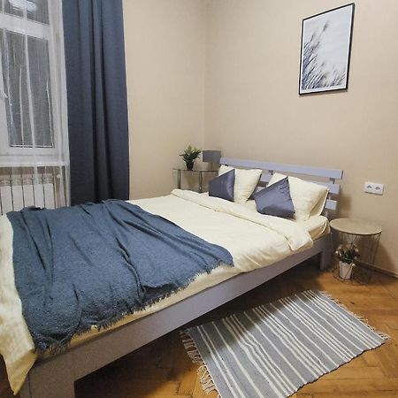 В центрі м.Чернівці 2 кімнатна затишна квартира. Экстерьер фото
