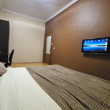 В центрі м.Чернівці 2 кімнатна затишна квартира. Экстерьер фото