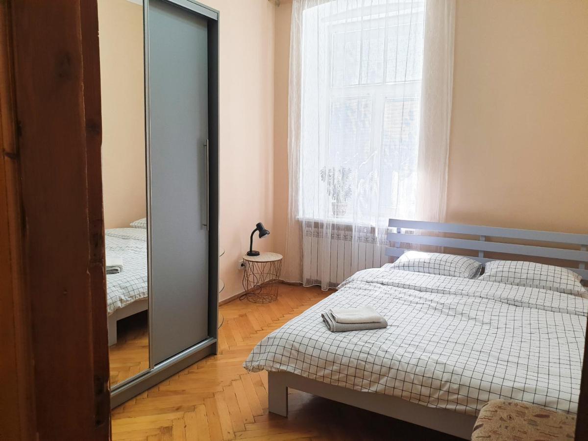 В центрі м.Чернівці 2 кімнатна затишна квартира. Номер фото