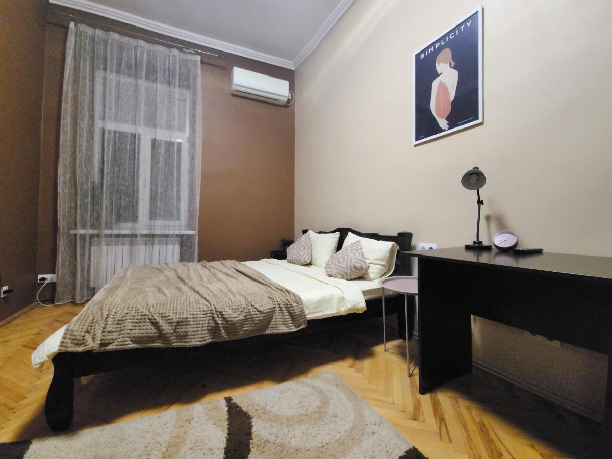 В центрі м.Чернівці 2 кімнатна затишна квартира. Экстерьер фото