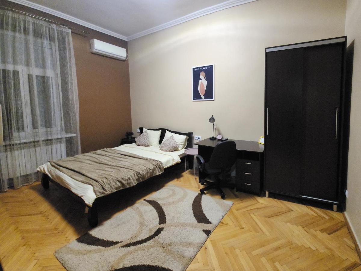 В центрі м.Чернівці 2 кімнатна затишна квартира. Экстерьер фото